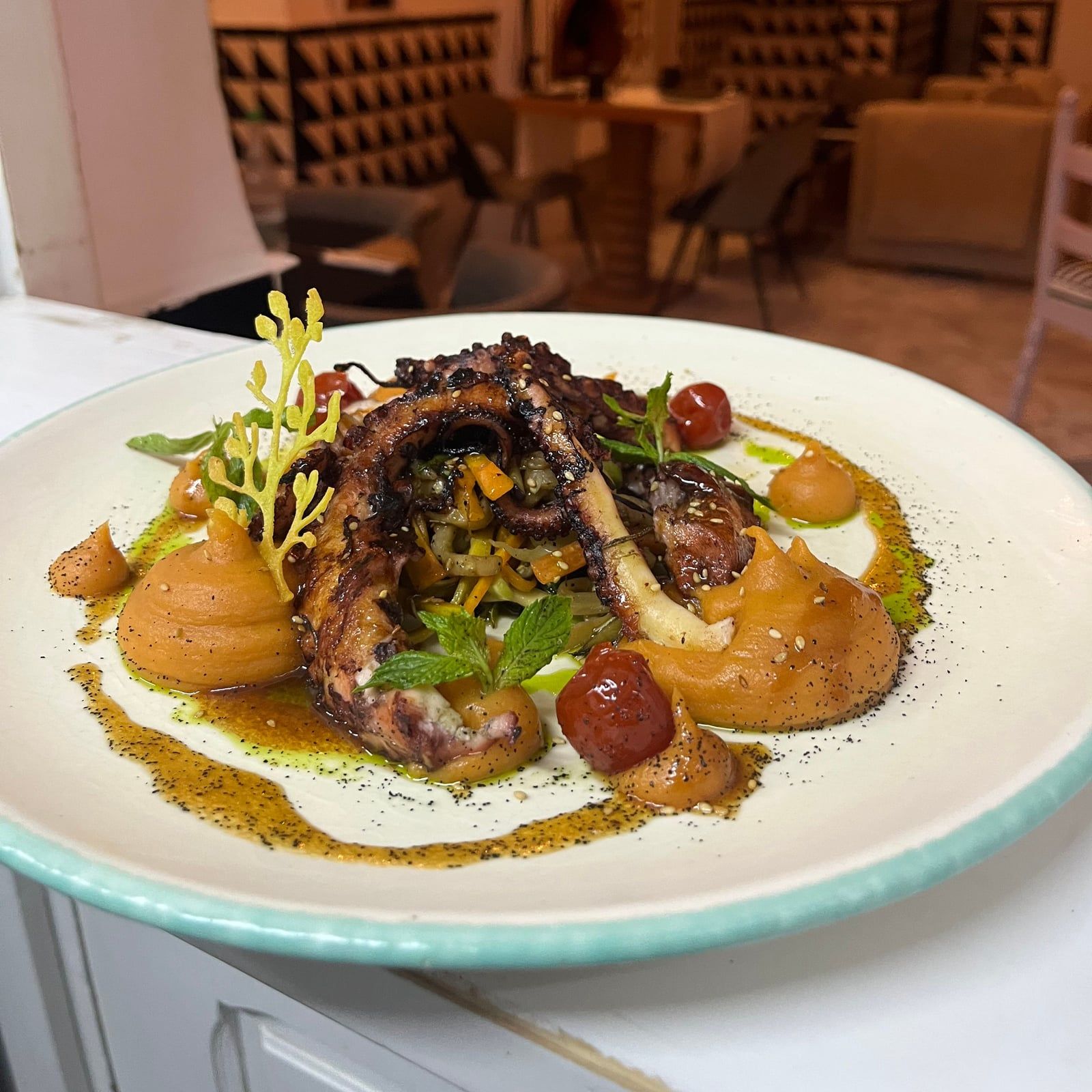Poulpe laqué au soja, mousseline de patate douce à la vanille et beurre noisette, julienne de légumes