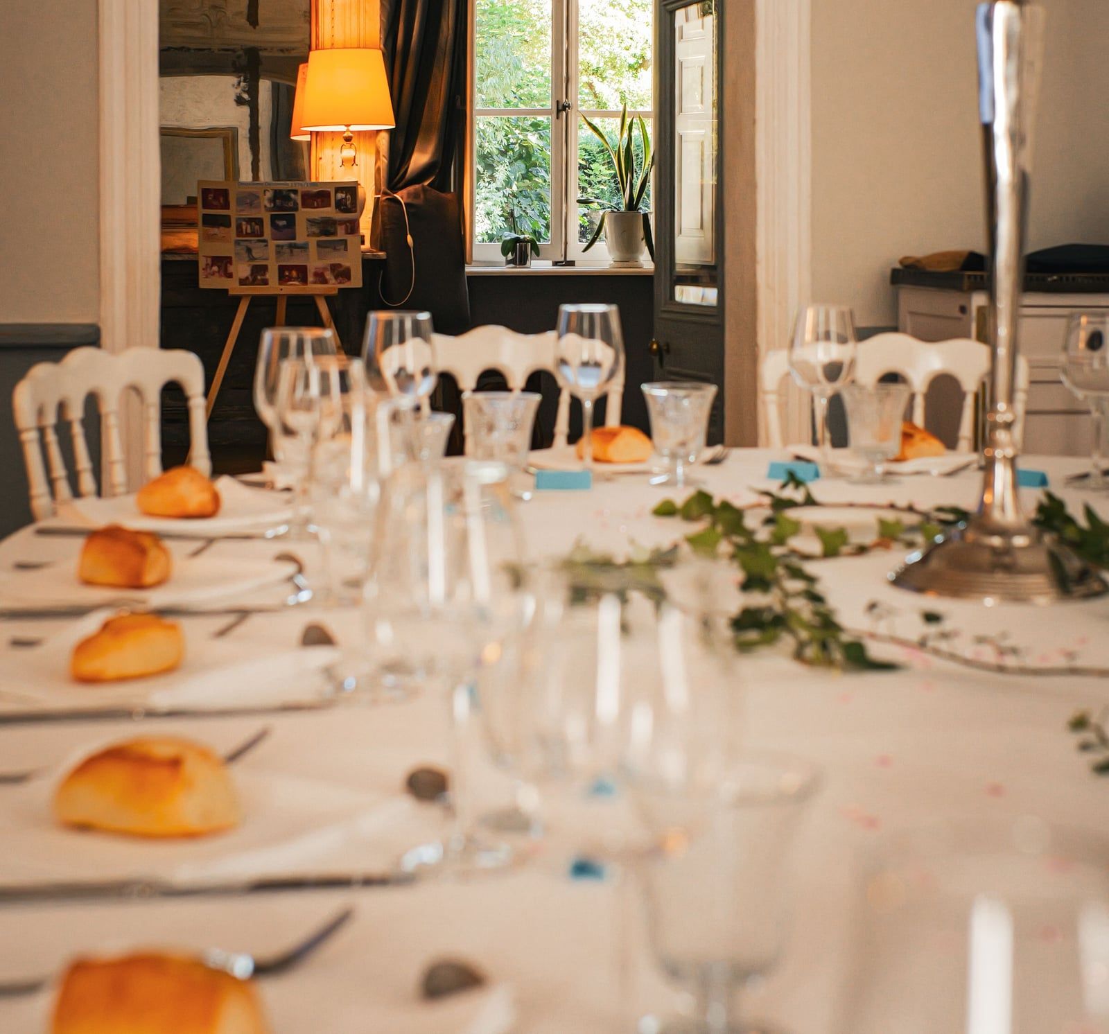 Présentation d’une table dressée pour une prestation dans un domaine