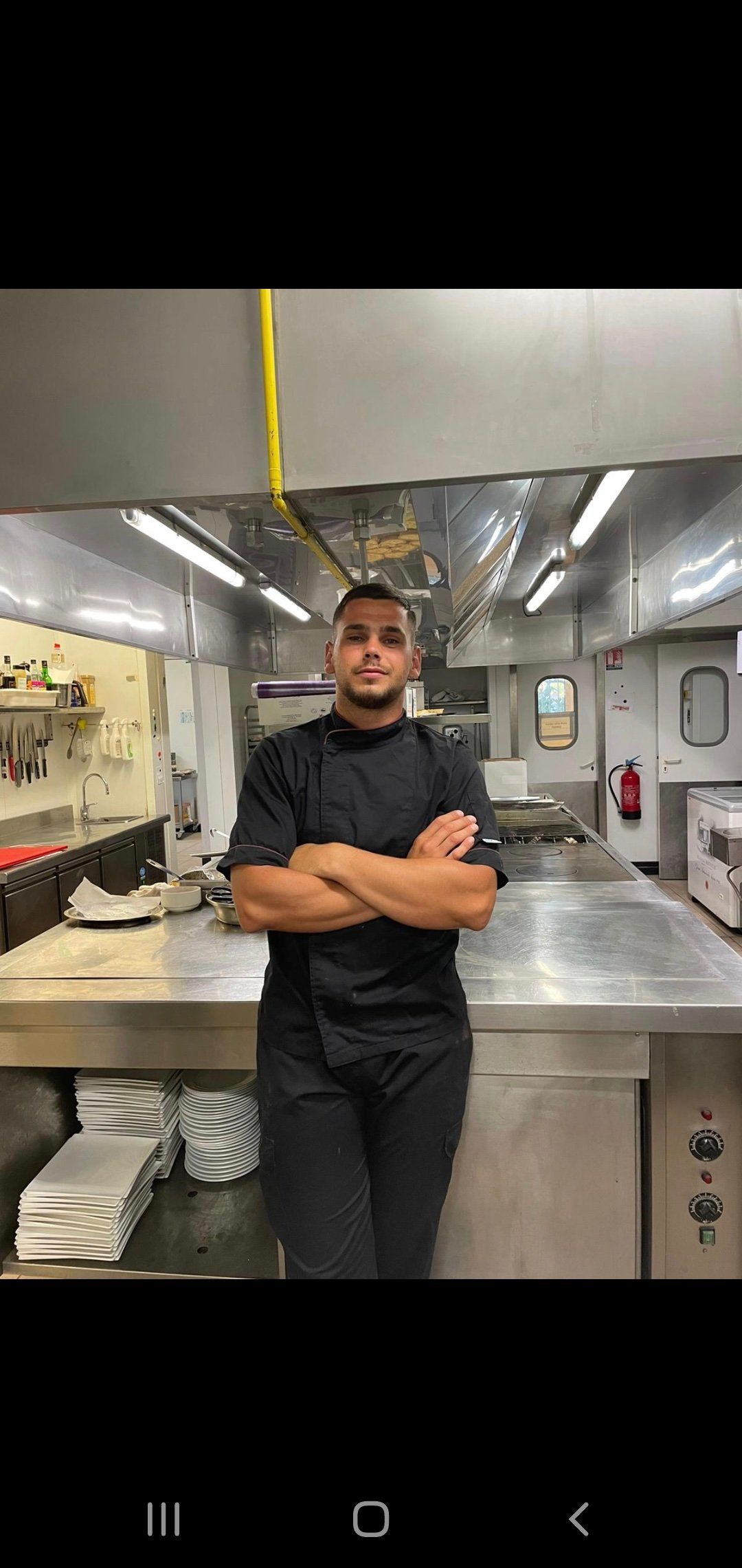 Le Chef Grégoire est debout dans la cuisine d’un restaurant